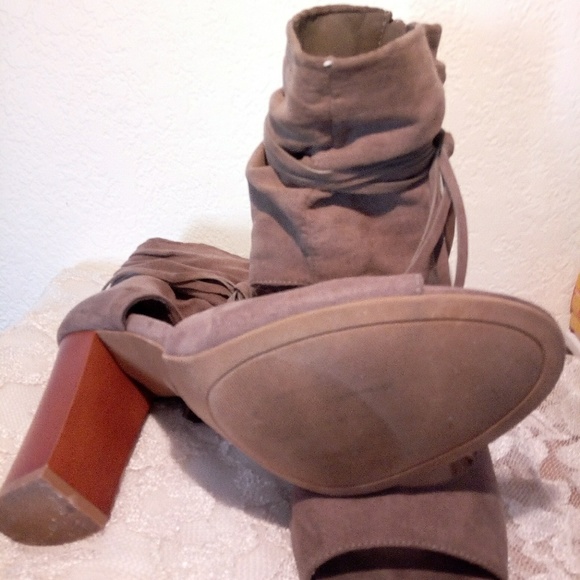 Nice heels - Picture 3 of 3